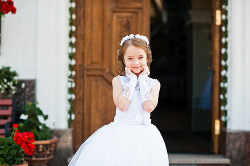 https://www.kath-kirche-vorarlberg.at/img/d6/99/0d49e05ca71b3c9a4aed/Portrait_of_cute_little_girl_on_white_dress_and_wreath_on_first-Erstkommunionkind.jpg